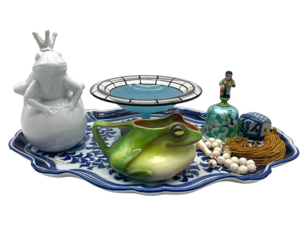 LOT OF DECORATIVE ACCENTS & TRINKETS ON TRAY (1 of 3)