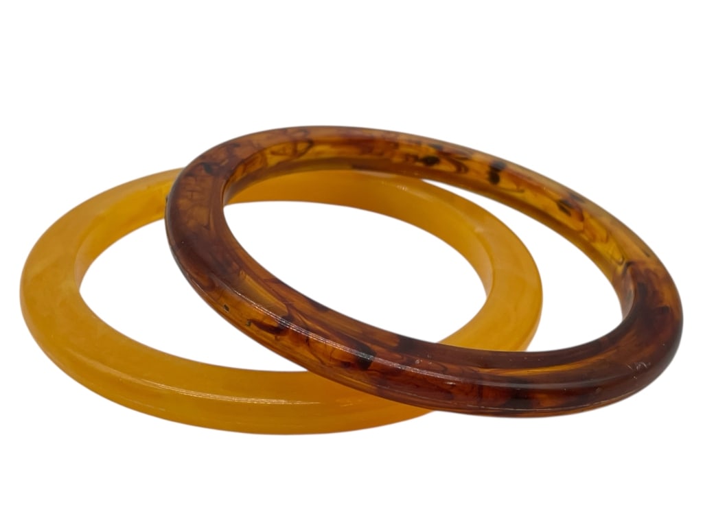 PAIR OF BAKELITE-STYLE BANGLES: PAIR OF BAKELITE-STYLE BANGLES – AMBER & BUTTERSCOTCH TONES -Very good pre owned condition -Approx 3" dia. -Stylish pair of vintage Bakelite-style bangle bracelets, one in a rich marbled amber hue a