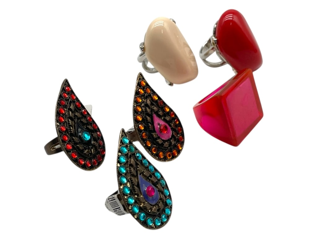 LOT OF 6 STATEMENT RINGS – COLORFUL MODERN DESIGN: LOT OF 6 STATEMENT RINGS – COLORFUL MODERN DESIGN -Very good pre owned condition -Lot of 6 rings -Sizes range from 6-7 -Perfect for adding a pop of color and personality to any outfit, these rings m