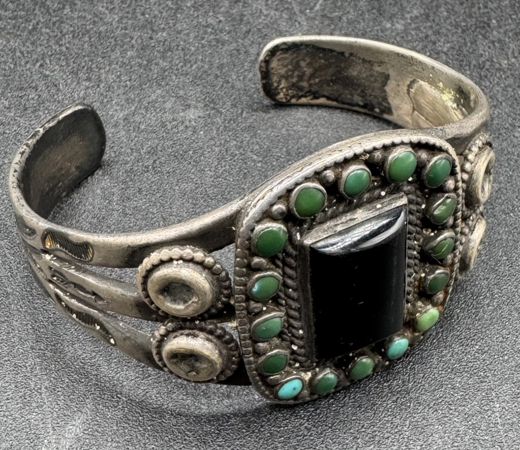 NAVAJO STYLE SILVER CUFF BRACELET W BLACK ONYX (1 of 6)