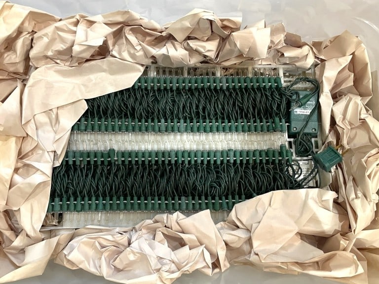 LOT OF CLEAR HOLIDAY LIGHTS ON GREEN WIRE: LOT OF CLEAR HOLIDAY LIGHTS ON GREEN WIRE -GOOD PRE OWNED CONDITION, UNTESTED -CLASSIC WHITE HOLIDAY LIGHTS PERFECT FOR TREE TRIMMING, INDOOR OR OUTDOOR DECORATING, WREATHS, GARLANDS, OR PARTY DISPLAY