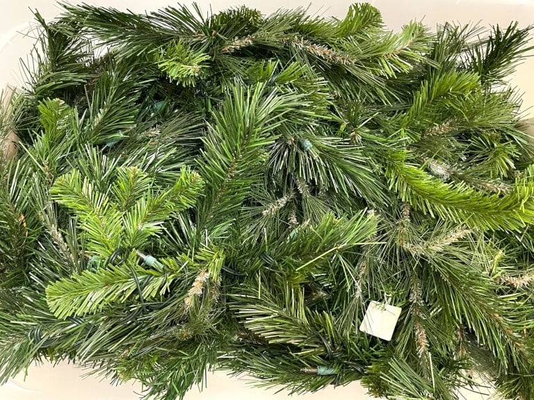 PRE-LIT ARTIFICIAL CHRISTMAS GARLAND (1 of 3)