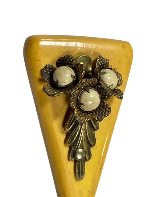 VINTAGE ART DECO BAKELITE TRIANGLE DRESS FUR CLIP: VINTAGE ART DECO BAKELITE TRIANGLE DRESS FUR CLIP - authentic flapper era fur clip - bakelite triangle with fab decor feather design - excellent condition msn