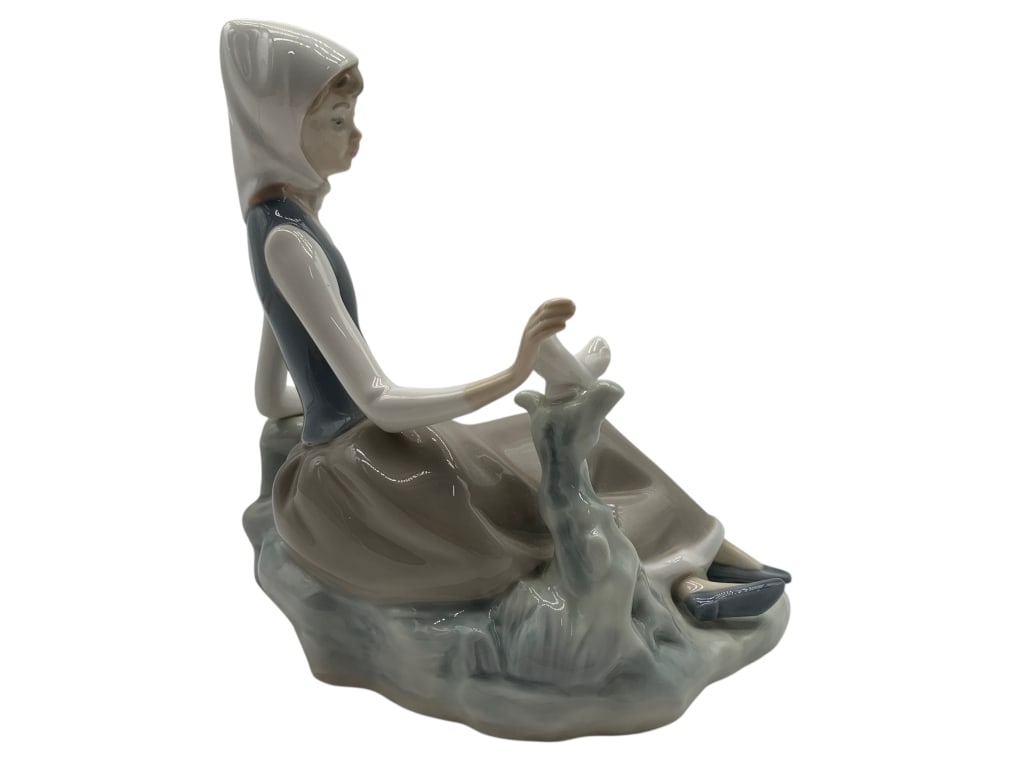 LLADO SITTING YOUNG LADY NUMBER 4660 DISCO SIGNED: LLADO SITTING YOUNG LADY NUMBER 4660 DISCO SIGNED - BEAUTIFUL GIRL STATUE IN RECLINING RELAX MODE - SIGNED ON BOTTOM - NUMBER 4660 DISCONTINUED - HARD TO FIND - VERY GOOD CONDITION MSN