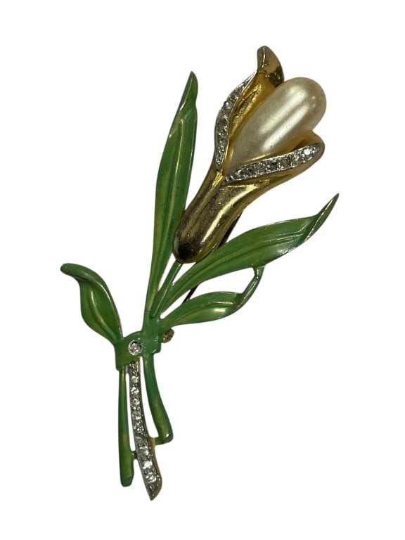 STUNNING VINTAGE CALALILLY PEARL CENTER ENAMEL PIN: STUNNING VINTAGE CALALILLY PEARL CENTER ENAMEL PIN - vintage 30's or 40's in era - lovely calalilly designed with a center single pearl - enameled colorized brooch - good condition as shown msn