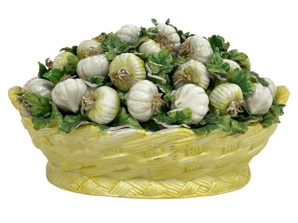 MOTTAHEDEH MAJOLICA GARLIC FORM CENTERPIECE 9": MOTTAHEDEH MAJOLICA GARLIC FORM CENTERPIECE 9" -Very good pre owned condition -Approx 5.5"h x 9"l x 7"w -Beautiful majolica garlic form centerpiece, hand-painted with naturalistic detail and arranged 
