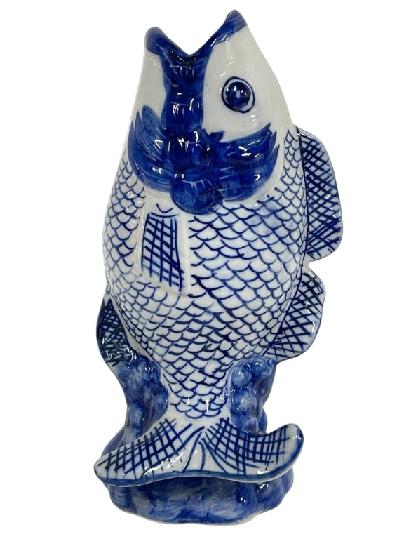 WILLIAMS SONOMA BLUE AND WHITE KOI FISH VASE 9": WILLIAMS SONOMA BLUE AND WHITE PORCELAIN KOI FISH VASE -Very good pre owned condition -Approx 9"h x 5"w -Elegant Williams Sonoma blue and white koi fish vase, finely crafted of porcelain with a high-g