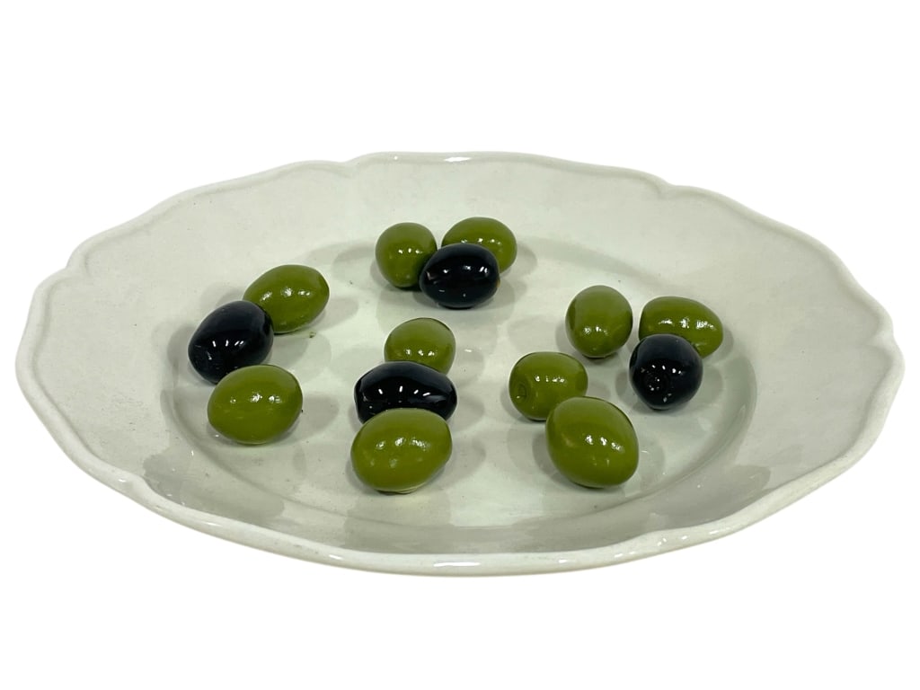 ITALIAN CERAMIC GREEN & BLACK OLIVES ON PLATE 9.5" (1 of 6)