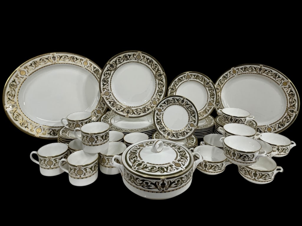 51 PC. ROYAL WORCESTER WINDSOR DINNER SERVICE: ROYAL WORCESTER “WINDSOR” FINE BONE CHINA DINNER SERVICE — Elegant 51-piece English dinnerware set by Royal Worcester, dated 1969, in the classic “Windsor” pattern. Each piece featur