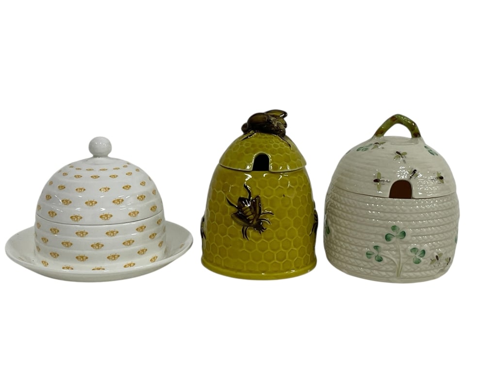 3 BEEHIVE SHAPE HONEY POTS WITH LIDS 5": 3 BEEHIVE SHAPE HONEY POTS WITH LIDS 5" -Very good pre owned condition -Set of 3 -Approx 5" tall -JA 110725 By bidding on this item, you have read, understand, and agree to the terms and conditions of
