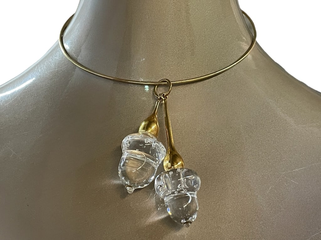 STEUBEN GLASS & 14K GOLD ACORN PENDANT NECKLACE 4G: STEUBEN GLASS & 14K GOLD ACORN PENDANT NECKLACE IN ORIGINAL BOX -Very good pre owned condition -Total weight of choker 4g -Comes with original box -14k gold stamp on choker -This exquisite Steuben Gla