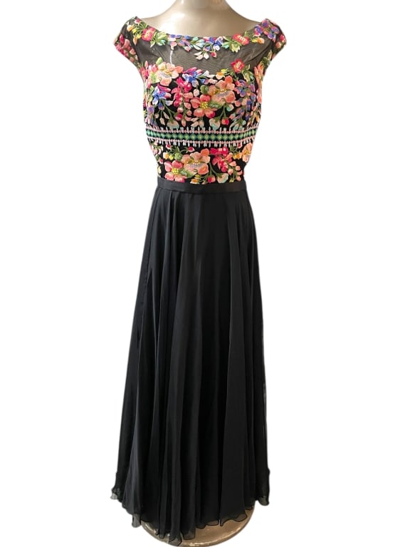 SHERRI HILL EVENING GOWN WITH EMBROIDERED BODICE: SHERRI HILL EVENING GOWN WITH EMBROIDERED MESH BODICE AND FLOWING BLACK SKIRT -VERY GOOD PRE OWNED CONDITION -NO SIZE INDICATED ON TAG -WAIST 18" -STUNNING FLOOR-LENGTH EVENING GOWN FEATURING A SHEER 