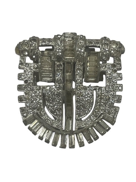 CIRCA 1920'S ART DECO CLEAR CRYSTAL DOME FUR CLIP: - dome shaped to match the art deco era - clear crystals and just gorgeousness - in fabulous condition - clip working well By bidding on this listing, you understand and agree to be bound by the terms