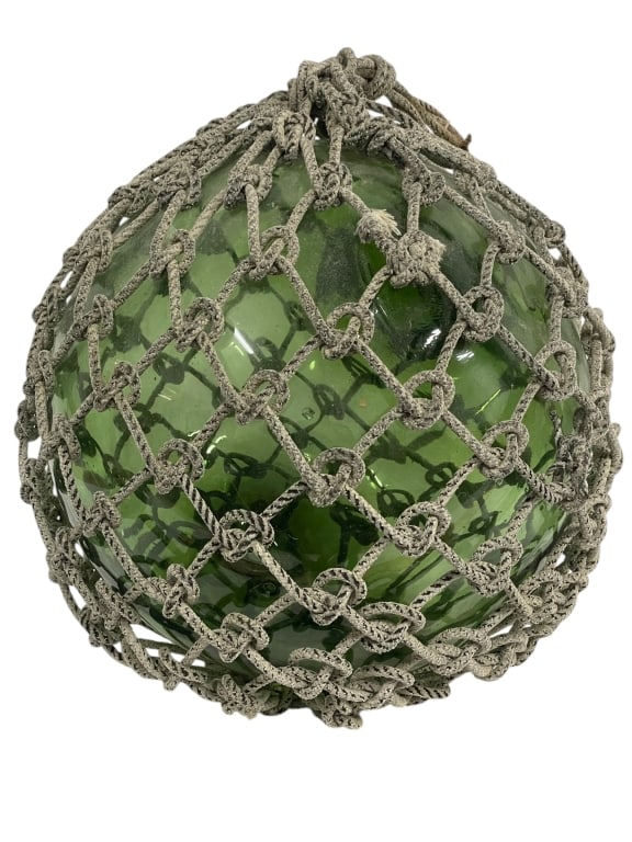 VTG GREEN GLASS FISHING FLOAT W ROPE NETTING 17" (1 of 4)