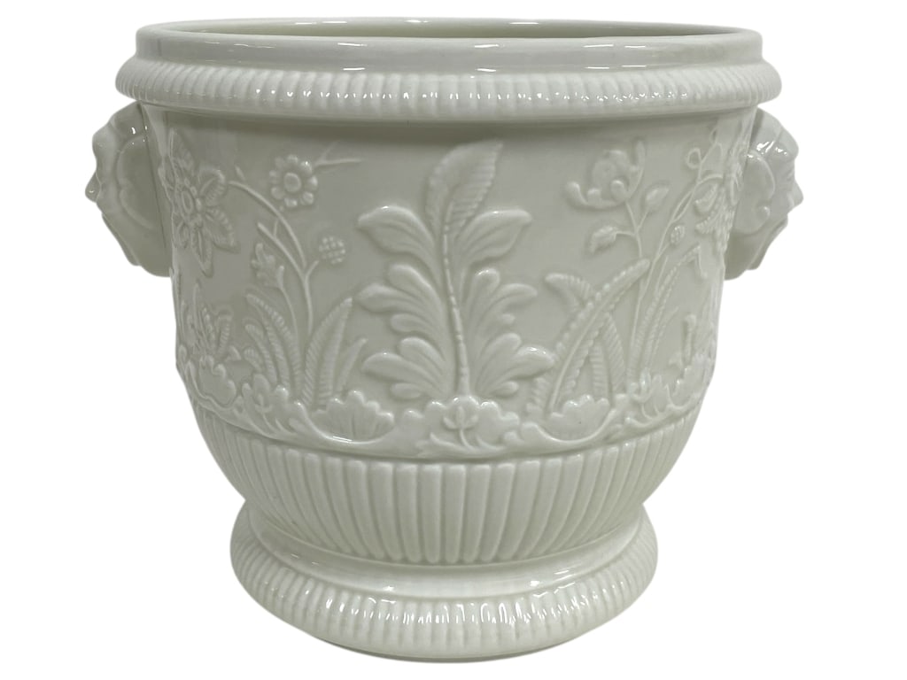 HAVILAND LIMOGES PORCELAIN WINE BOTTLE COOLER 7": HAVILAND LIMOGES METROPOLITAN MUSEUM OF ART PORCELAIN WINE BOTTLE COOLER -Very good pre owned condition -Approx 7"h x 7"w -This elegant white porcelain wine bottle cooler is a Metropolitan Museum of A