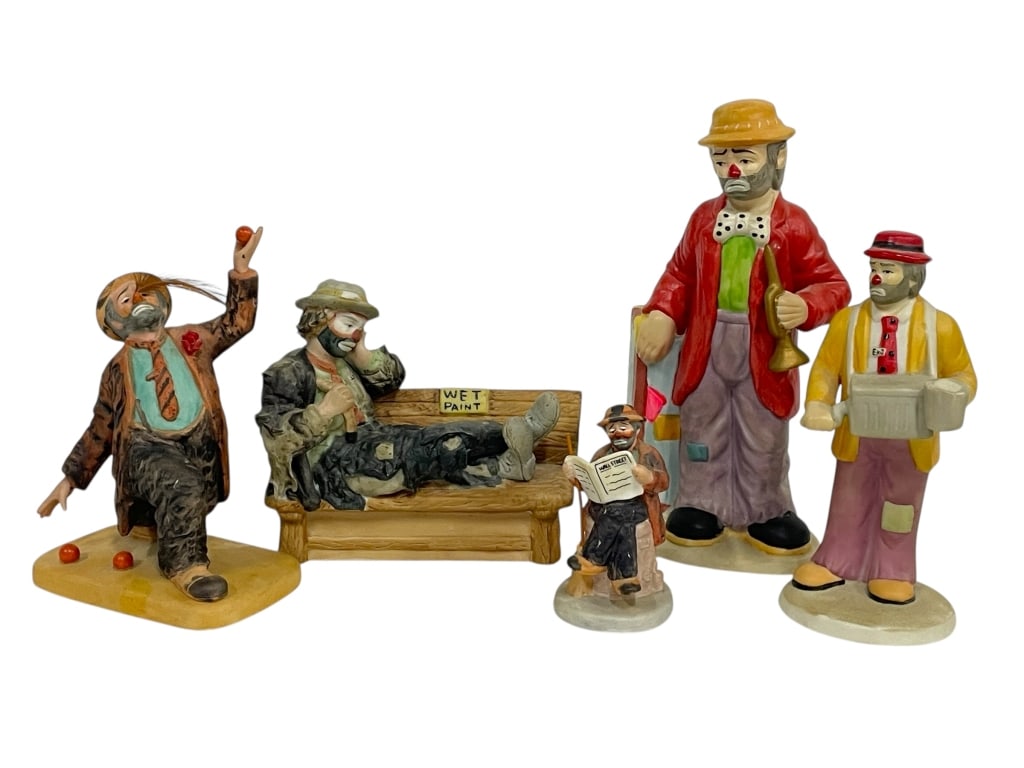 5 EMMETT KELLY JR. COLLECTION CLOWN FIGURINES 7": FIVE EMMETT KELLY JR. COLLECTION CLOWN FIGURINES 7" -Very good pre owned condition -Approx 3"-7" tall -Whimsical group of five hand-painted porcelain clown figurines from the Emmett Kelly Jr. Collecti