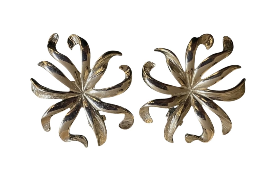 VTG MONET PAT SWIRLY WILD SILVER CLIP ON EARRINGS (1 of 6)