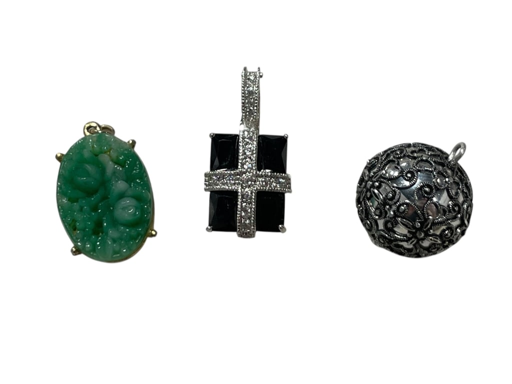VINTAGE LOT OF 3 COSTUME JEWELRY PENDANTS (1 of 8)