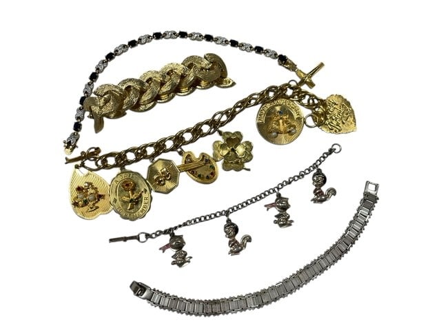 LOT OF 5 VINTAGE BRACELETS - CHARMS GLAM GOLD TONE (1 of 7)