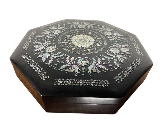 BEAUTIFUL ORIENTAL BLACK LACQUER BOX W/ MOP INLAY (1 of 7)