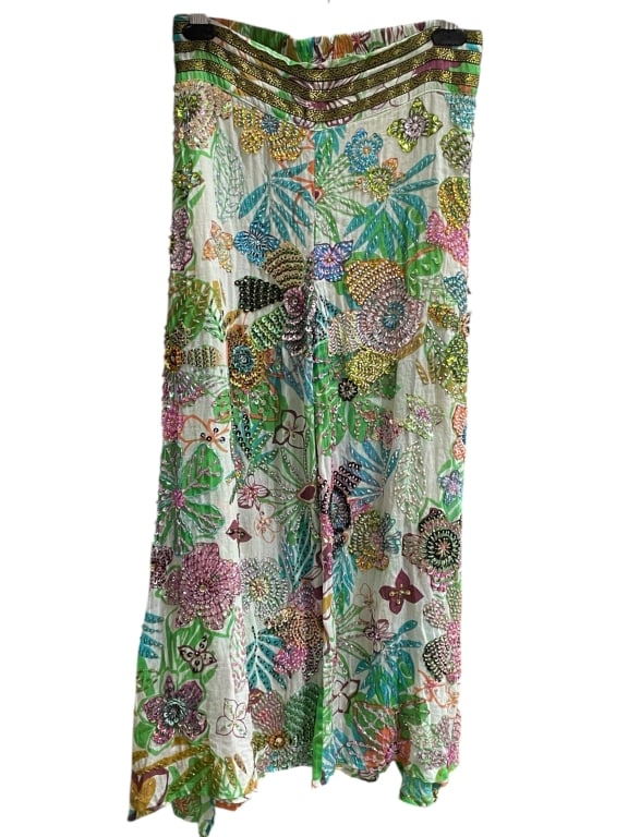 WEI PENG BEADED AND EMBELLISHED PANTS 2-4: WEI PENG BEADED AND EMBELLISHED PANTS 2-4 -VERY GOOD PRE OWNED CONDITION -NO TAG INDICATING SIZE, LIKELY FITS LIKE SIZE 2-4 -A VIBRANT FLORAL AND BOTANICAL PRINT IN GREEN, PINK, ORANGE, AND BLUE, FULL