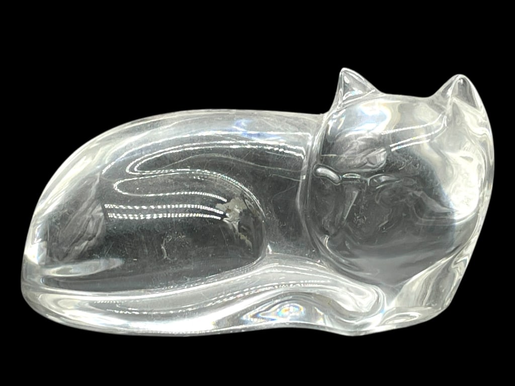 VAL SAINT LAMBERT DE SOUSA CRYSTAL CAT FIGURINE 4": VAL SAINT LAMBERT DE SOUSA CRYSTAL CAT FIGURINE 4" -Very good pre owned condition -Approx 2"h x 4"w -The light passing through the piece creates captivating refractions and highlights the gentle curve
