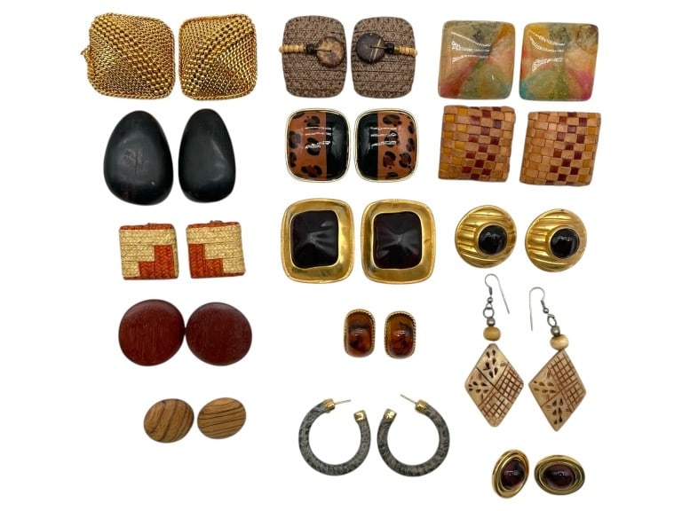 LOT OF VINTAGE AND CONTEMPORARY COSTUME EARRINGS: LOT OF VINTAGE AND CONTEMPORARY COSTUME EARRINGS -GOOD PRE OWNED CONDITION, SEE PHOTOS -THIS LOT INCLUDES A VARIETY OF STYLES AND MATERIALS SUCH AS WOOD, RESIN, METAL, WOVEN DESIGNS, AND BEADED ELEMEN