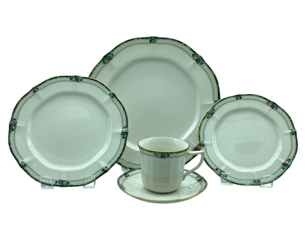 NORITAKE CHINA DINING SET 5 PIECES: NORITAKE CHINA DINING SET 5 PIECES -Very good pre owned condition -Set includes 5 pieces -See photos for individual measurements -This is a beautiful five-piece set of dinnerware, featuring a classic