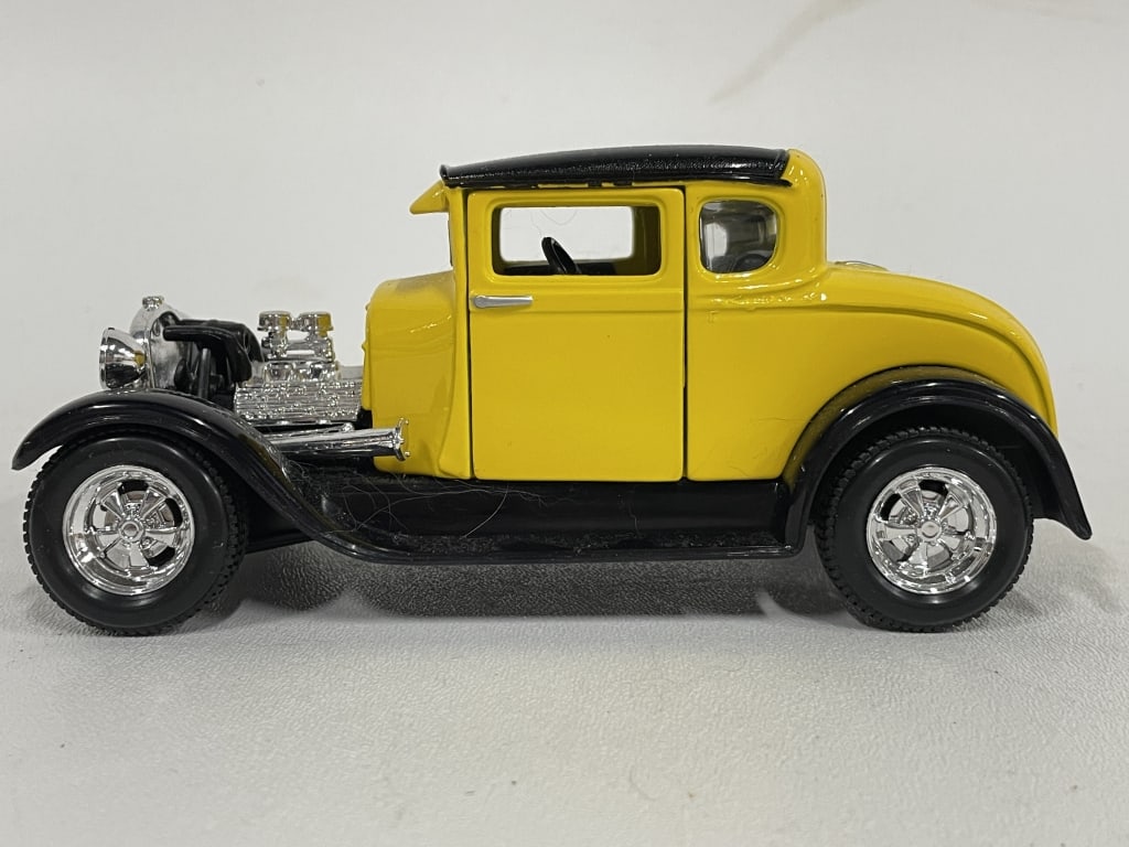 MODEL CAR YELLOW AND BLACK HOT ROD COUPE 7" (1 of 6)