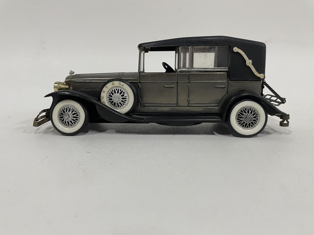 VINTAGE CLASSIC DIECAST MODEL CAR 10": VINTAGE CLASSIC DIECAST MODEL CAR – 1930s STYLE LIMOUSINE-Good pre owned condition-Approx 10"l-Elegant vintage diecast model of a 1930s-style limousine, featuring detailed craftsmanship with a metal