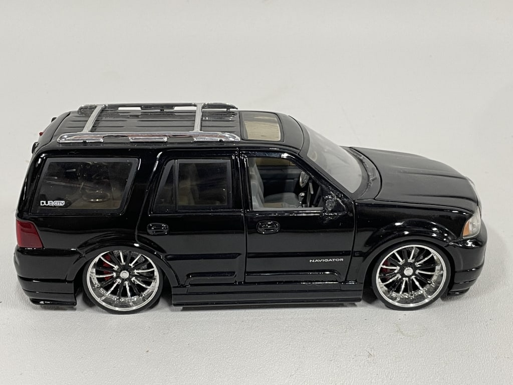 LINCOLN NAVIGATOR DUB CITY DIECAST MODEL SUV 8": LINCOLN NAVIGATOR DUB CITY DIECAST MODEL SUV – BLACK -Good pre owned condition -Approx 8"l -Stylish Lincoln Navigator DUB City diecast model SUV in glossy black finish with custom chrome rims, detai