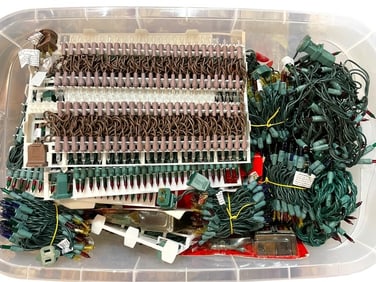 LOT OF VINTAGE AND MODERN HOLIDAY STRING LIGHTS