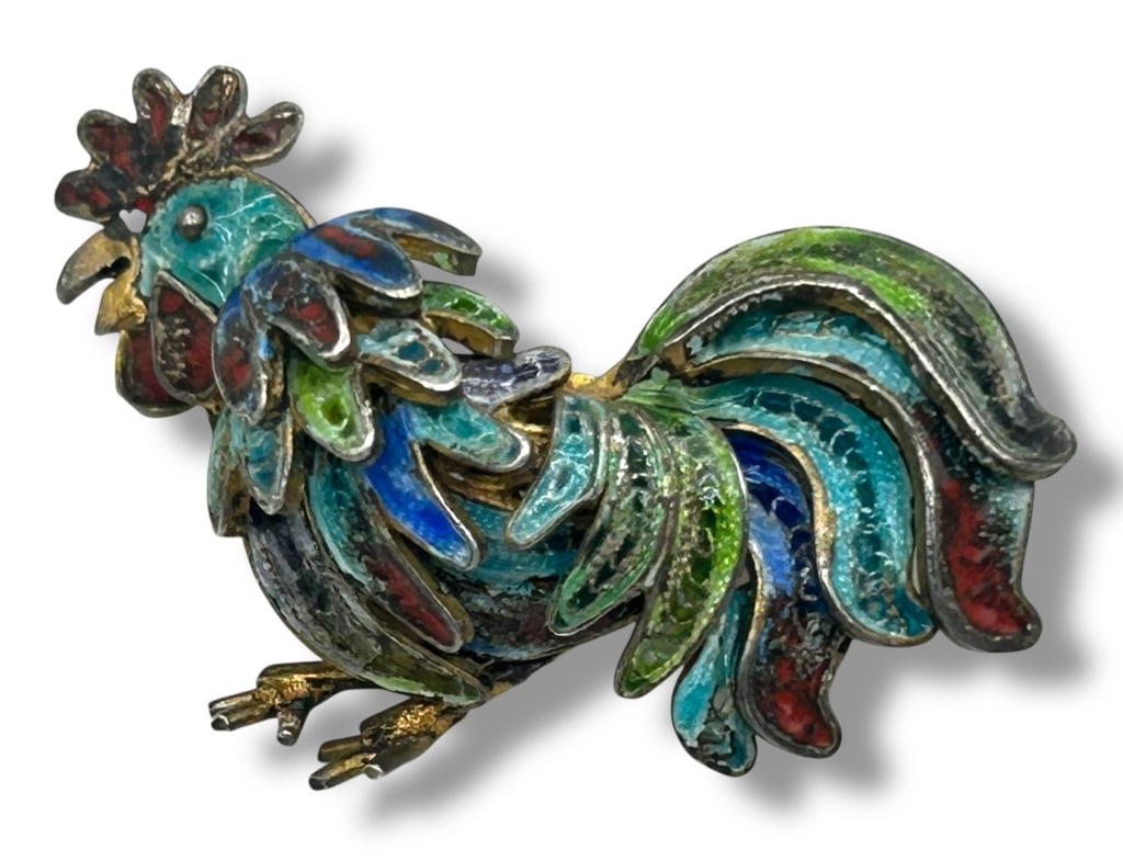 360tVINTAGE ENAMEL & FILIGREE ROOSTER BROOCH: VINTAGE MULTICOLOR ENAMEL & FILIGREE ROOSTER BROOCH – HAND-PAINTED WHIMSICAL DESIGN -GOOD PRE-OWNED CONDITION - WEAR CONSISTANT WITH AGE AND USE - SEE IMAGES -APPROXIMATE DIMENSIONS: 1.25" W STRIKIN