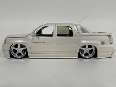 CADILLAC ESCALADE EXT DIECAST MODEL TRUCK 10"