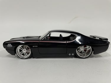 PONTIAC GTO “THE JUDGE?? DIECAST MODEL CAR 9"