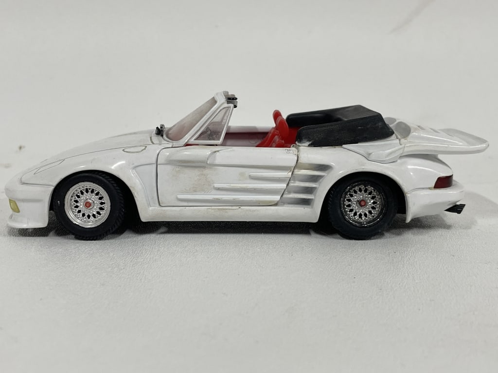 VINTAGE WHITE CONVERTIBLE DIECAST MODEL CAR 7" (1 of 7)