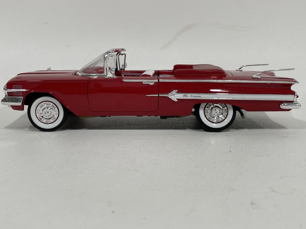 1959 CHEVROLET IMPALA CONVERTIBLE MODEL CAR (1 of 6)