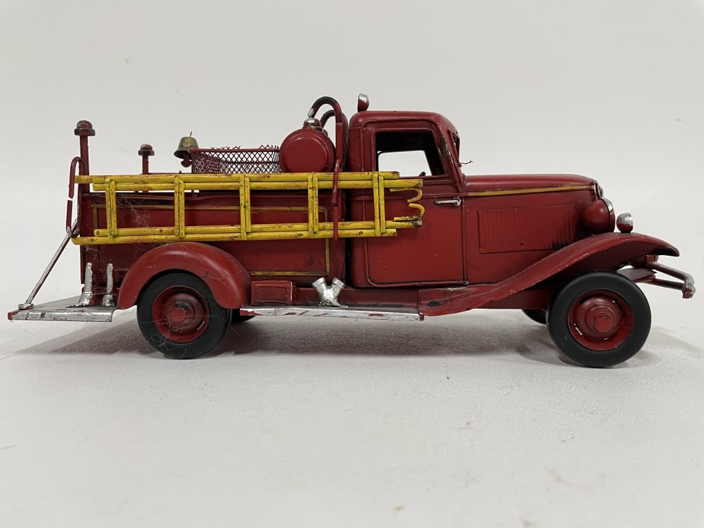 VINTAGE RED METAL FIRE TRUCK REPLICA 12" (1 of 6)