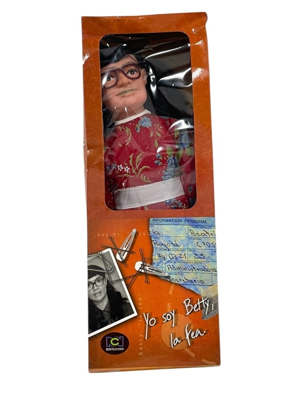 YO SOY BETTY, LA FEA COLLECTOR DOLL: YO SOY BETTY, LA FEA COLLECTOR DOLL – RCN TELEVISION OFFICIAL EDITION -Celebrate one of the most beloved telenovelas of all time with this Yo Soy Betty, La Fea Collector Doll, officially licensed by