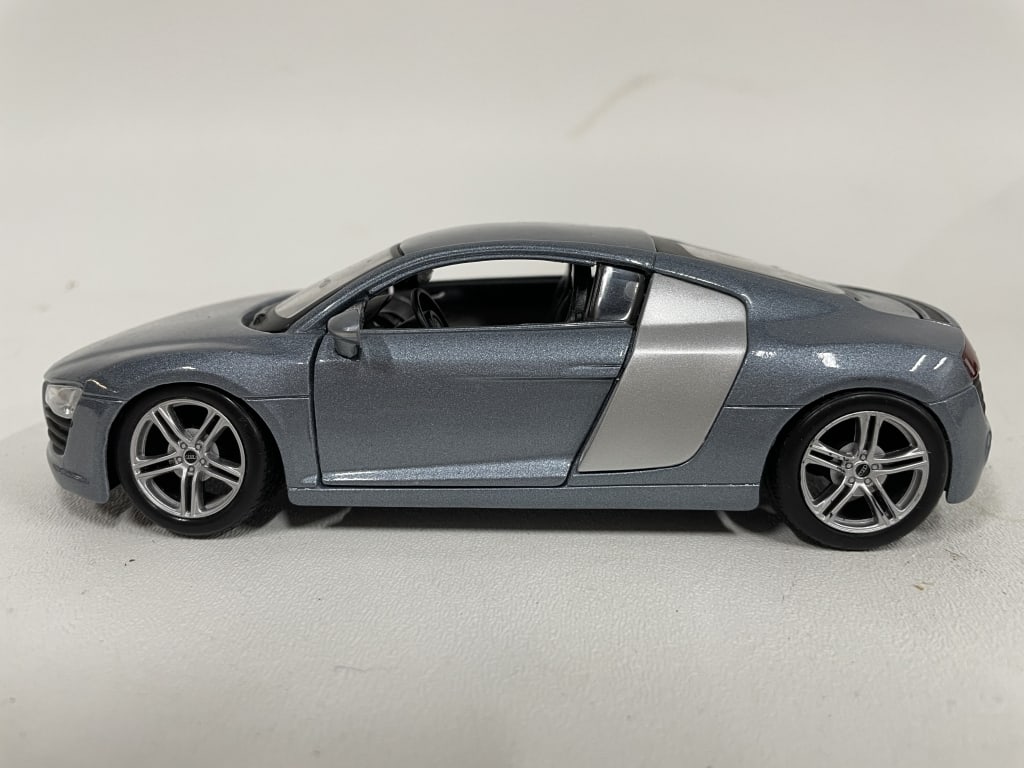 AUDI R8 DIECAST MODEL CAR SILVER GRAY 7" (1 of 7)