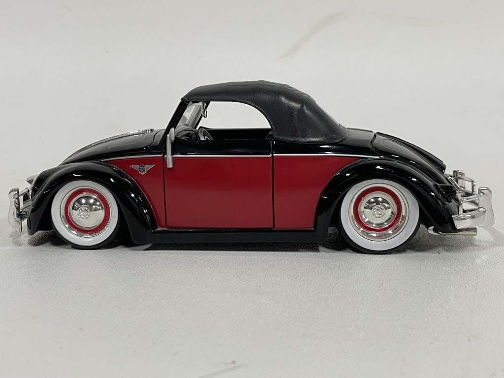 VOLKSWAGEN BEETLE CONVERTIBLE MODEL CAR (1 of 6)