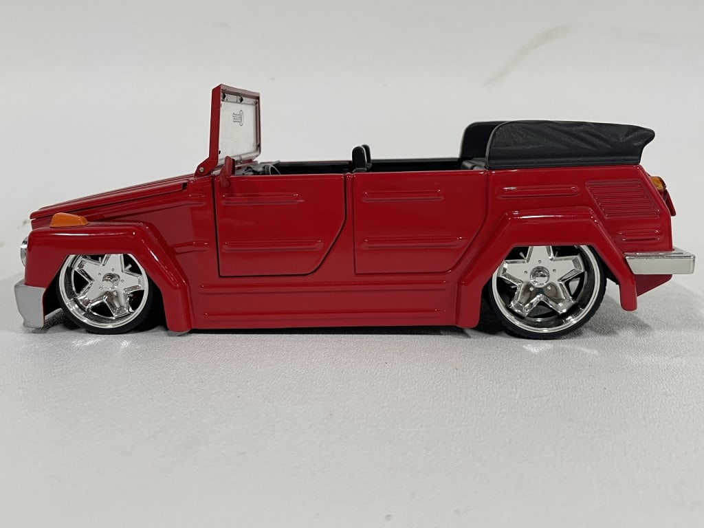 VOLKSWAGEN CONVERTIBLE DIECAST MODEL CAR 8" (1 of 7)