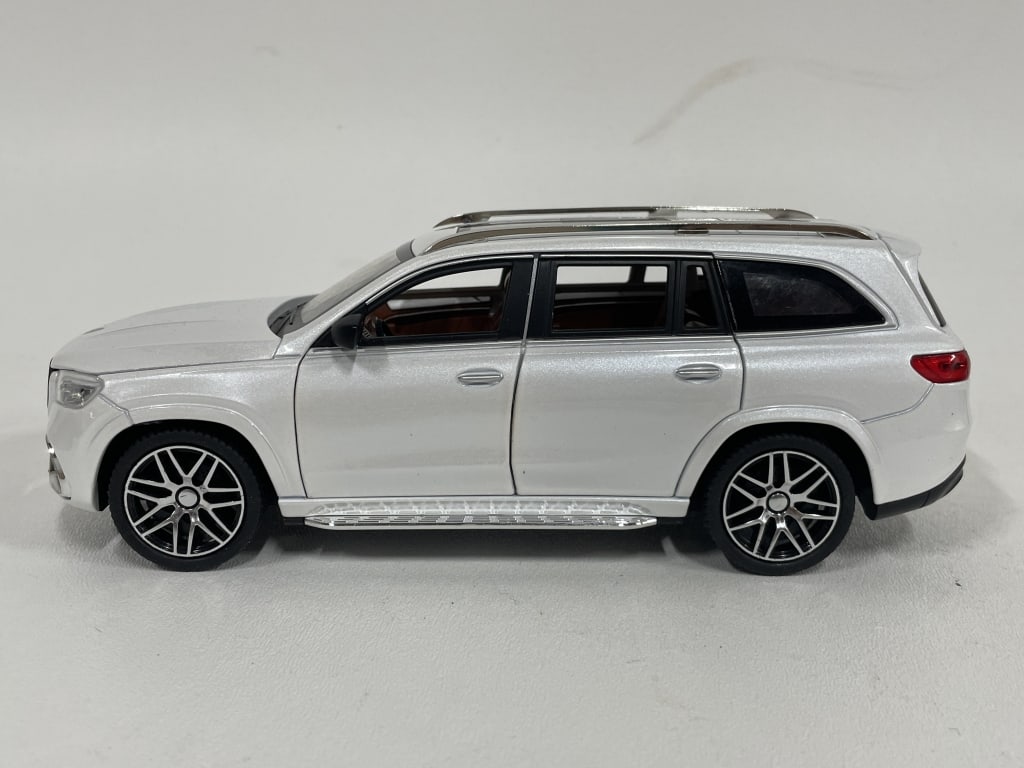 MERCEDES-BENZ GLS SUV DIECAST MODEL CAR 9": MERCEDES-BENZ GLS SUV DIECAST MODEL – WHITE LUXURY EDITION -Good pre owned condition -Approx 9"l -Elegant Mercedes-Benz GLS diecast SUV in a glossy white finish with black roof and detailed chrome a