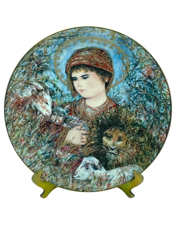 EDNA HIBEL CHRISTMAS PLATE FOR 1989 W BRASS STAND: EDNA HIBEL CHRISTMAS PLATE FOR 1989 W BRASS STAND -Very good pre owned condition -Approx 10.5" dia. -Portrait plate depicting a serene child surrounded by animals, including a lion, lamb, goat, and sm