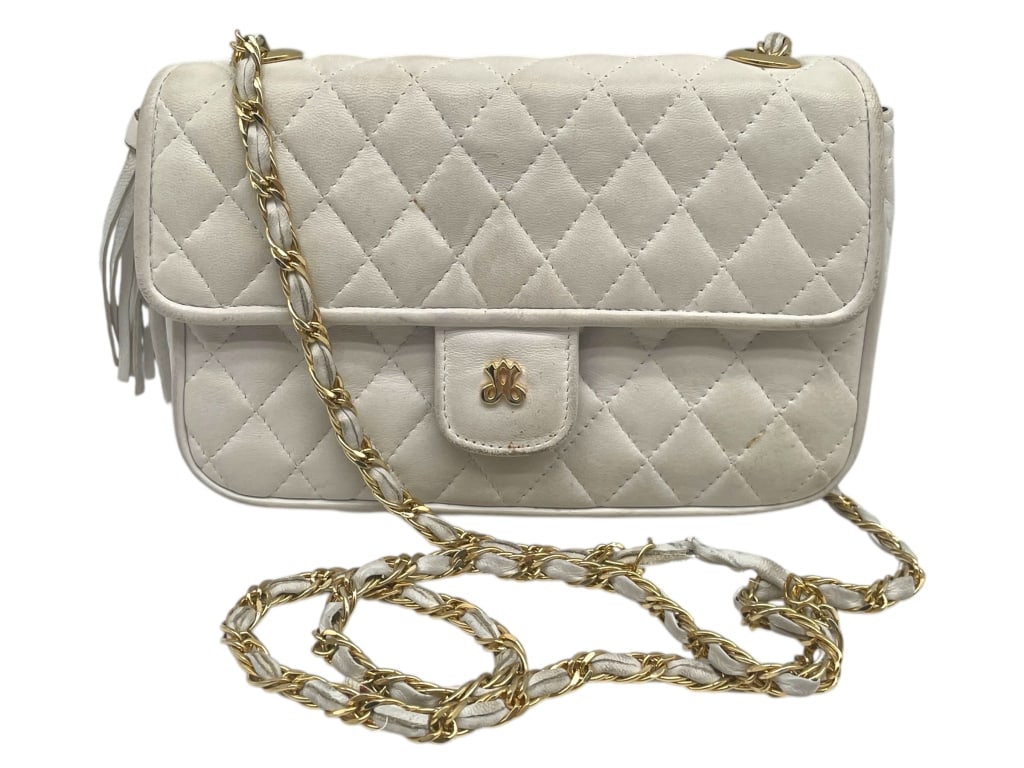 WHITE QUILTED LEATHER CHAIN SHOULDER BAG: DAVID'S PALM BEACH WHITE QUILTED LEATHER CHAIN SHOULDER BAG -Pre owned condition, wear throughout (see photos) -Approx 7.5"l x 5"h -White quilted leather handbag with a timeless diamond-stitched desig