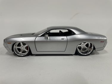 DODGE CHALLENGER DIECAST MODEL CAR 8"