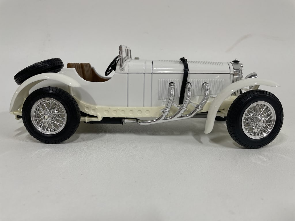 MERCEDES-BENZ SSK CLASSIC DIECAST ROADSTER 10": MERCEDES-BENZ SSK CLASSIC DIECAST ROADSTER – WHITE WITH CHROME DETAIL -Good pre owned condition -Approx 10"l -Stunning Mercedes-Benz SSK diecast roadster in elegant white with chrome accents, showca