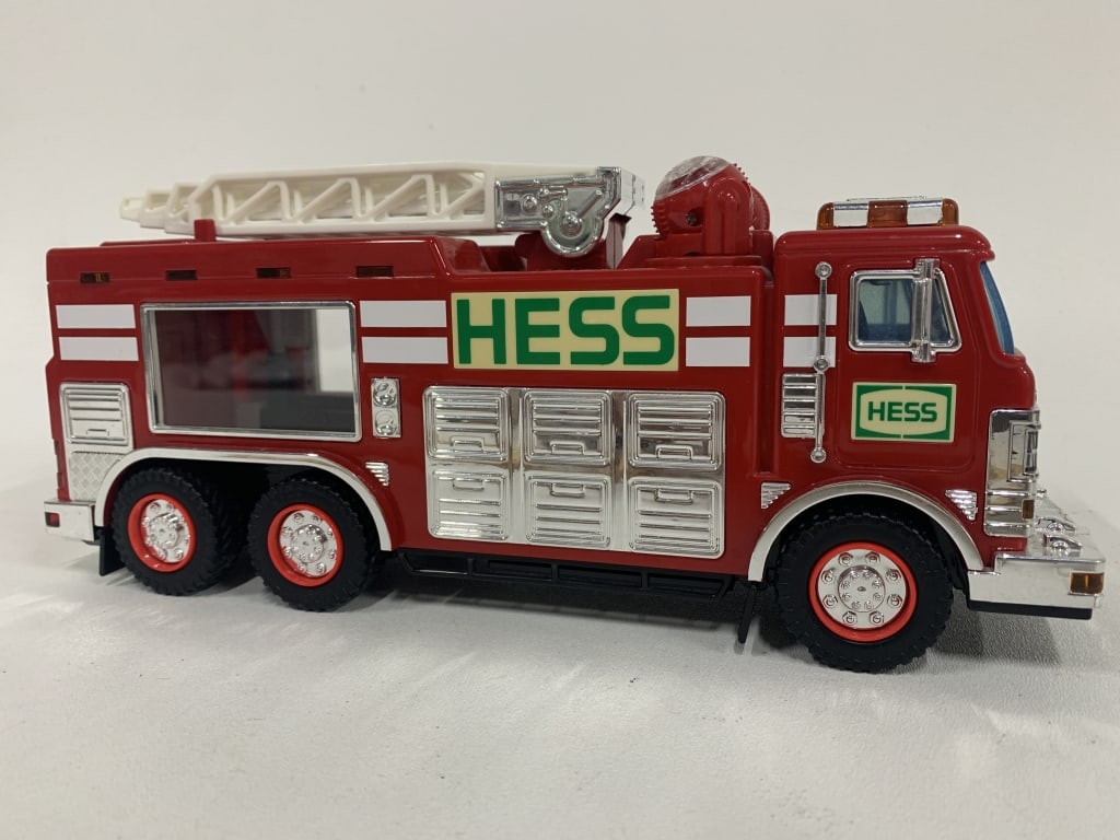 HESS FIRE TRUCK – VINTAGE COLLECTIBLE TOY (1 of 5)