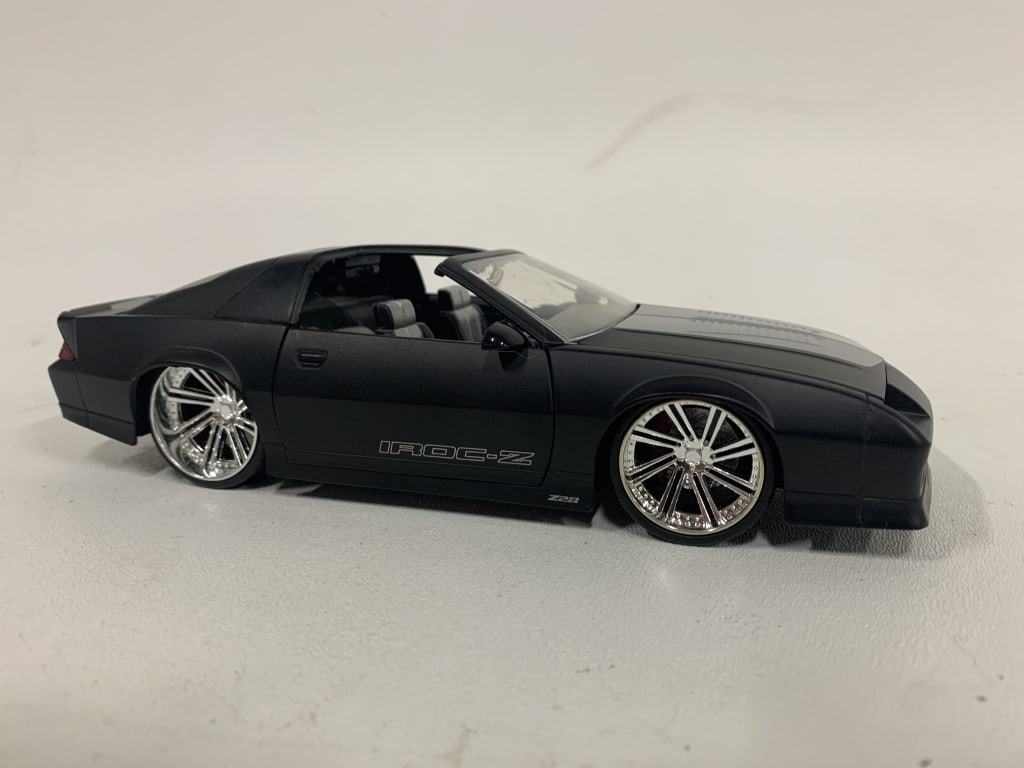 CHEVROLET CAMARO IROC-Z Z28 DIECAST MODEL CAR 8": CHEVROLET CAMARO IROC-Z Z28 DIECAST MODEL – BLACK FINISH WITH CUSTOM CHROME RIMS -Good pre owned condition -Approx 8"l -Detailed Chevrolet Camaro IROC-Z Z28 diecast model, finished in sleek matte bl