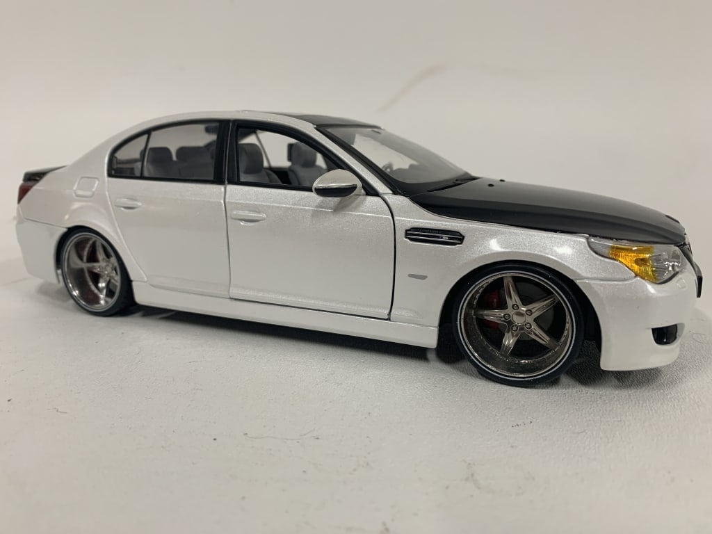 BMW M5 DIECAST MODEL CAR 10" (1 of 7)